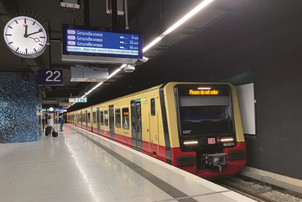 ベルリン中央駅に乗り入れたS15の電車