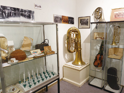 博物館に展示されていた金管楽器など