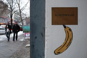 ポツダム通りにあるKlosterfelde。評価の高いギャラリーに描かれるバナナマークが目印