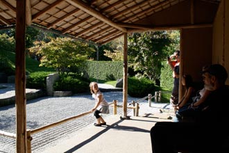 日本庭園内にある「如水亭」から枯山水を臨む