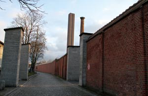 高い壁がそびえる記念館の入り口。この奥
は現在も刑務所として使われている