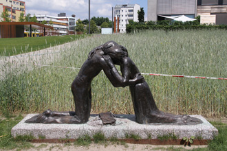 ひざまずき、抱き合う2人の銅像