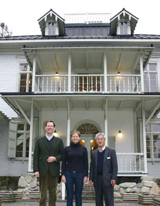 旧青木家那須別邸前でニクラス・サルム・ライファーシャイト氏（左）と、妹のソフィーさん（中央）