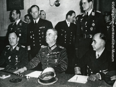 1945年5月8日、陸・海・空軍の代表が降伏文書に調印