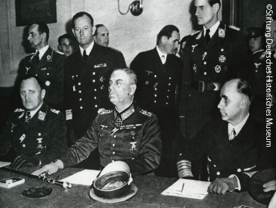 1945年5月8日、陸・海・空軍の代表が降伏文書に調印