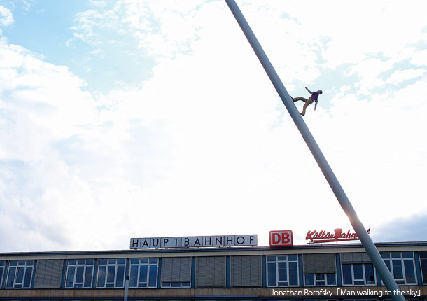 カッセル中央駅 Jonathan Borofsky「Man walking to the sky」