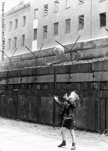 壁の前でボール遊びをする西ベルリンの子ども