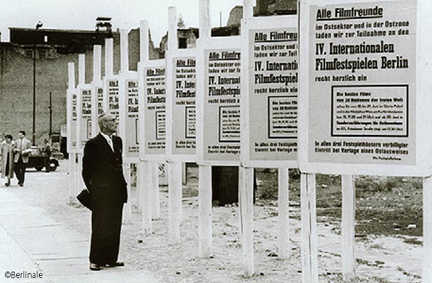 東西ベルリンの境界に立てられた映画祭のポスター