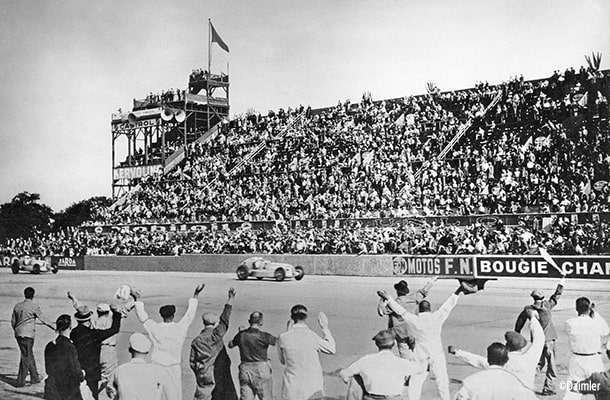 伝説的なレーシングカー「シルバー・アロー」に熱狂する人々（1935年）