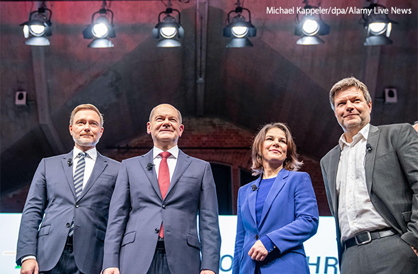 11月24日の記者会見で、左からリントナー氏（FDP）、ショルツ氏（SPD）、ベアボック氏とハベック氏（緑の党）