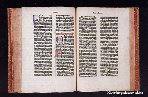 グーテンベルクが初めて印刷した『42行聖書』。聖書のテキストを活版印刷によって黒一色で刷り、色文字や飾り文字などは後から手描きで追加されている