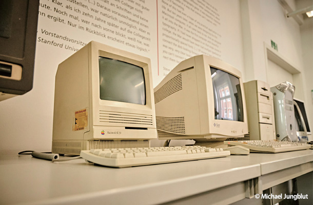 1985年、アップル社が開発したプリンターとMac専用ソフトを組み合わせることで、デザインから印刷まで全てを行うデスクトップパブリッシング（DTP）が可能になった