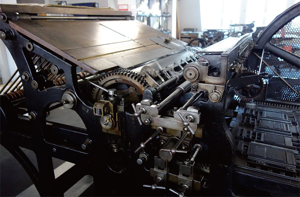 博物館では、精工に造られた印刷機をクルツさんをはじめとする職員が日々手入れする