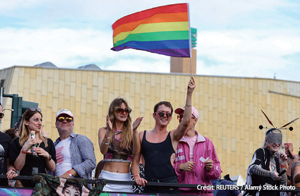 LGBTQのシンボル「レインボーフラッグ」を振るラヴ・パレードの参加者