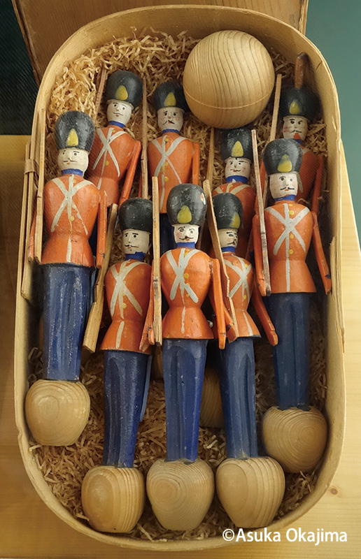 ドイツトウヒの薄い板で作った曲木の箱は、ミニチュアおもちゃの持ち運びや保存に便利なおもちゃの入れ物として重宝された