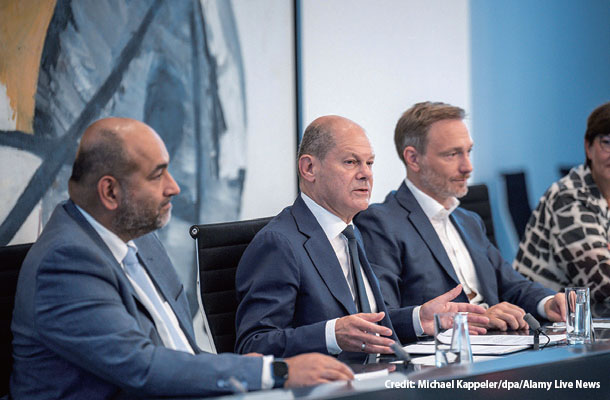 9月4日、負担軽減策の審議後に記者会見を行ったオーラフ・ショルツ首相（SPD、左から2人目）ら
