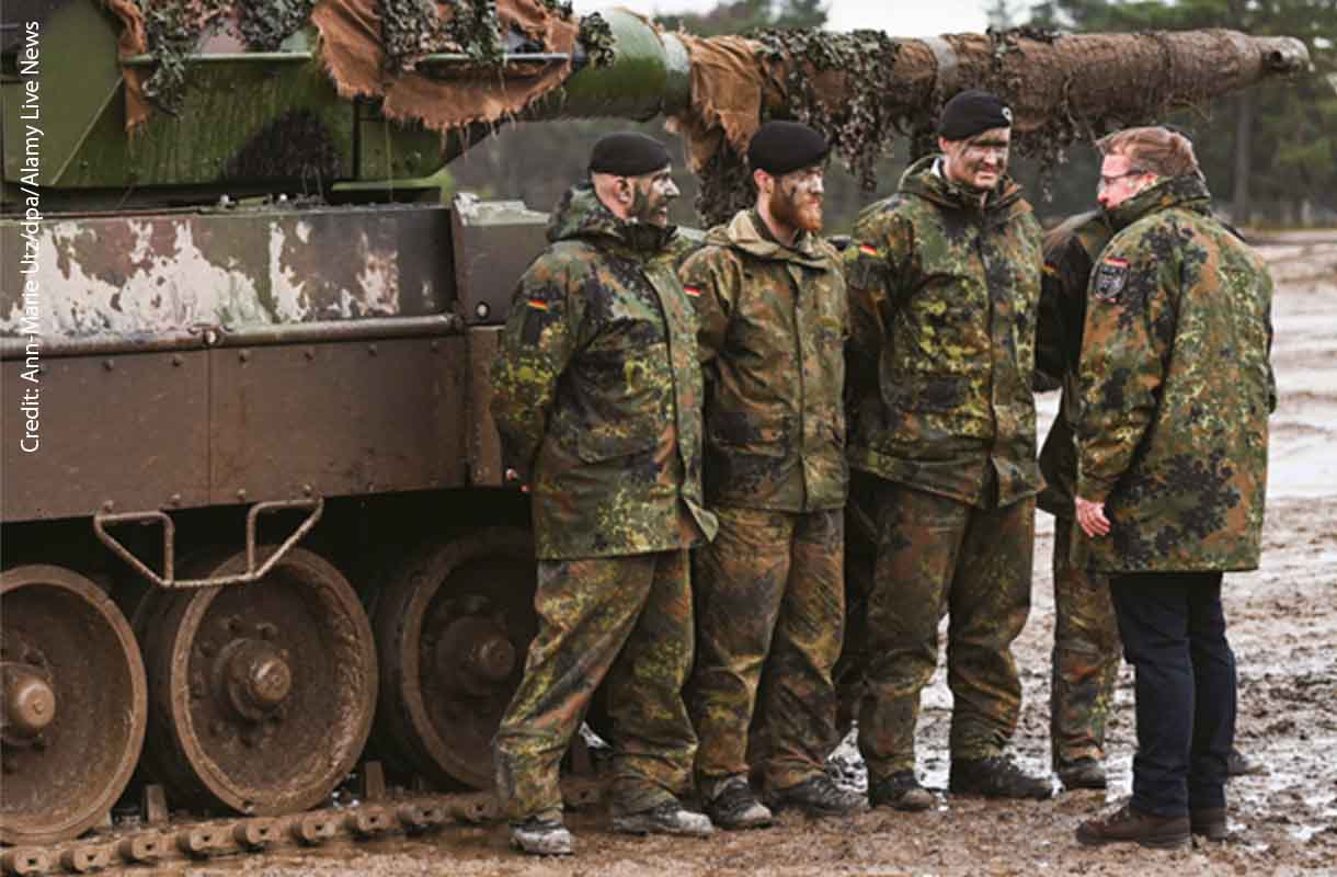 2月1日、ピストリウス国防大臣（右）はウクライナへの供与が決定したレオパルト2型戦車を視察した