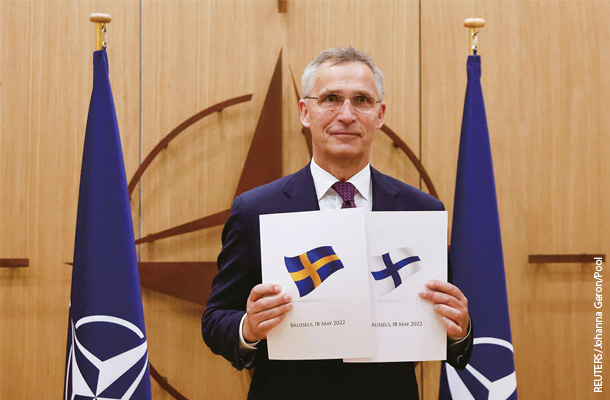 昨年5月18日、フィンランドとスウェーデンのNATO加盟申請の式典に参加したストルテンベルグ事務総長。全加盟国が両国の加盟を承認すれば、NATO加盟国は32カ国となる