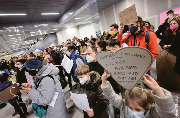 ロシアのウクライナ侵攻直後、ベルリン中央駅には毎日数千人のウクライナ難民が到着していた。そこでは、宿泊受け入れ可能な市民たちがそれぞれの条件を書いたプラカードを持って駅に立つ姿が見られた