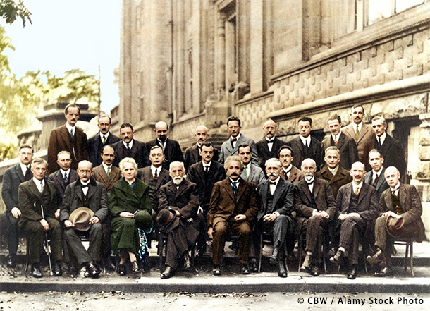 1927年に行われた、物理学に関する会議である「ソルベー会議」。最前列の左から二番目にプランク、5番目にアインシュタインが写っている