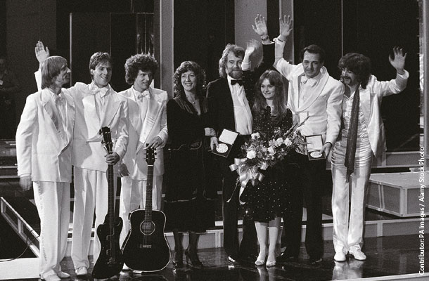 1982年に優勝を飾ったドイツ代表のNicole（右から3人目）。冷戦下にあった東西ドイツ両方の人々の気持ちを歌った「Ein bisschen Frieden」を披露した
