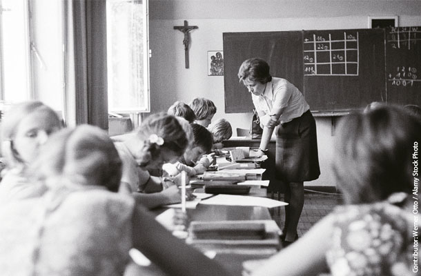 1970年代のドイツの小学校で教える女性教師。この頃には女性教師の独身制は廃止されていた