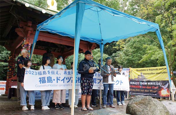 ベルリンで行われた広島原爆慰霊祭で、祐太さんが東日本大震災で経験した被害を伝えた