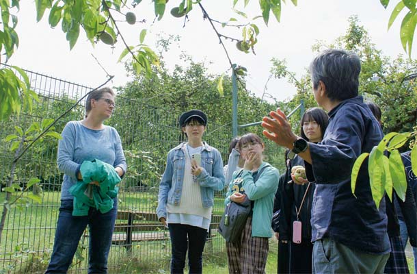 デュッセルドルフにある、さまざまな植物を植えて気候の影響を観察している庭で説明を聞く