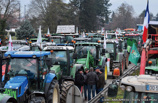フランスのストラスブールに抗議活動のためトラクターで集まった農業従事者たち