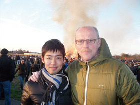 ヴェルダー・ブレーメンのシャーフ監督（左）と鈴木さん