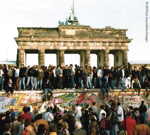 ベルリンの壁崩壊を祝う